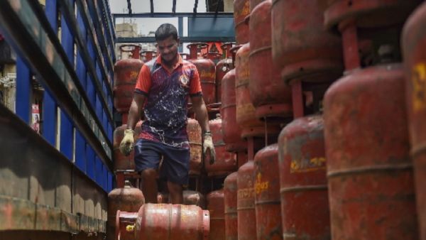 ଦୀପାବଳି ପୂର୍ବରୁ ମହଙ୍ଗା ମାଡ଼, ପୁଣି ବଢିଲା ଏଲପିଜି ଦର, ଜାଣନ୍ତୁ କେତେ ଟଙ୍କା ରହିଛି ମୂଲ୍ୟ