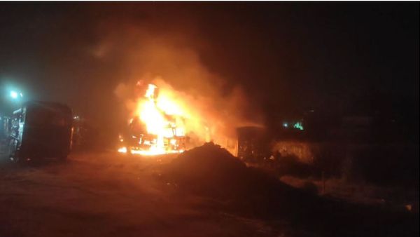 ଜଳିଗଲା ତେଲ ବୋଝେଇ କଣ୍ଚେନର ଏବଂ ୨ଟି ଟ୍ରକ