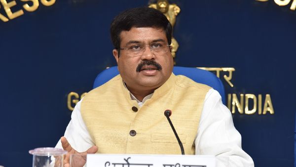 ଗାନ୍ଧି ପରିବାର ଉପରେ ବର୍ଷିଲେ ଧର୍ମେନ୍ଦ୍ର , କହିଲେ ଧୀରଜ ଥିଲେ ଗାନ୍ଧି ପରିବାରର ଏଟିଏମ୍