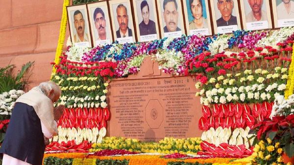 ସଂସଦ ଆକ୍ରମଣକୁ ପୂରିଲା ୨୨ ବର୍ଷ , ମୋଦୀଙ୍କ ସହ ସହିଦଙ୍କୁ ଶ୍ରଦ୍ଧାଞ୍ଜଳି ଦେଲେ ବହୁ ବରିଷ୍ଠ ନେତା