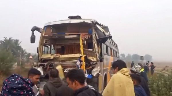 ଟ୍ରକ୍ କୁ ପିଟିଲା ପିକନିକ୍ ସାରି ଫେରୁଥିବା ସ୍କୁଲ୍ ବସ୍, 20 ଆହତ