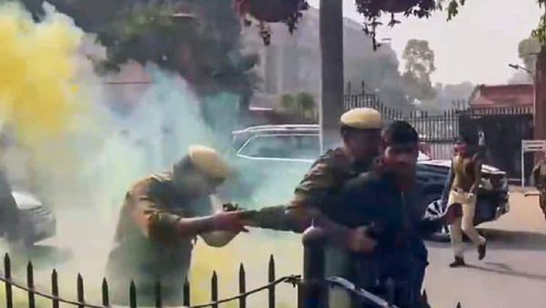 Parliament Security Breach: ଗିରଫ ୫ ଜଣଙ୍କ ମୋବାଇଲ୍ ନେଇ ଫେରାର ସାଥି, ଖୋଜୁଛି ଦିଲ୍ଲୀ ପୋଲିସ