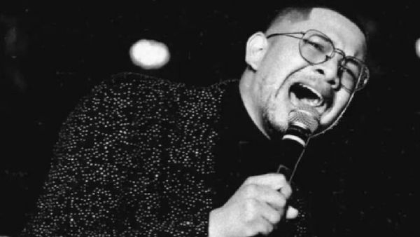 ପର୍ଫମ କରୁ କରୁ ଷ୍ଟେଜରେ ଟଳି ପଡିଲେ ସିଙ୍ଗର୍, ଦେଖନ୍ତୁ ଭାଇରାଲ ଭିଡିଓ