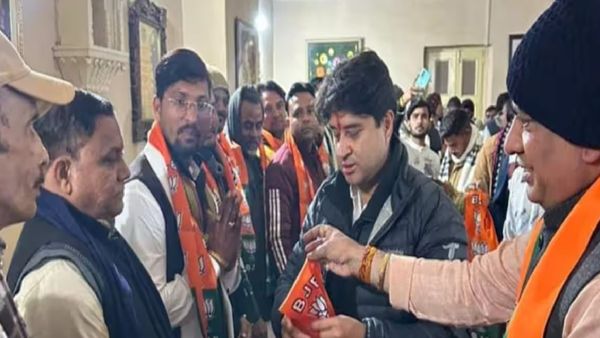 କଂଗ୍ରେସକୁ ଝଟକା ଦେଲେ ସିନ୍ଧିଆ, ୨୦୦ରୁ ଅଧିକ କଂଗ୍ରେସ ନେତା ସାମିଲ ହେଲେ ବିଜେପିରେ