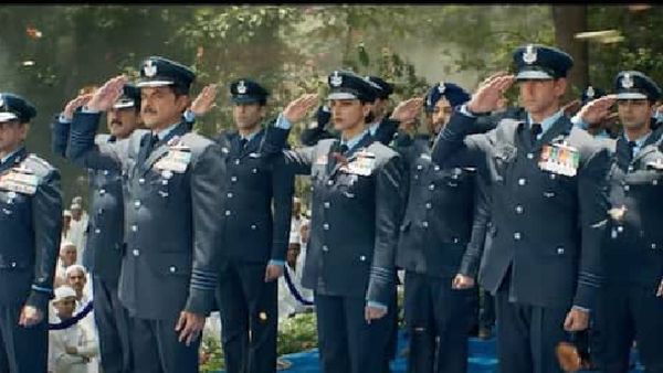 ସେନା ଦିବସରେ ରିଲିଜ୍ ହେଲା ଦମଦାର ଫିଲ୍ମ 'ଫାଇଟର'ର ଟ୍ରେଲର, ଫ୍ୟାନ୍ସ ଦେଲେ ଏପରି କମେଣ୍ଟ