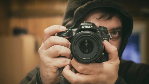 ଜୀବିତ ଲୋକଙ୍କ ଫଟୋ ଉଠାଇଲେ ଯିବେ ଜେଲ , କେଉଁଠି ହୋଇଛି ଏହି ନିୟମ?