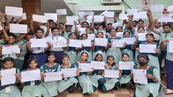 ନୂଆ ଇତିହାସ ରଚିଲେ ସରକାରୀ ବିଦ୍ୟାଳୟର ଛାତ୍ରଛାତ୍ରୀ, 1 ଘଣ୍ଟାରେ ସର୍ବାଧିକ ହାତଲେଖା ଚିଠା