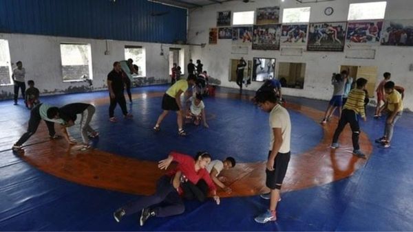 ଭାରତୀୟ କୁସ୍ତି ମହାସଂଘ (WFI ) ଉପରୁ ହଟିଲା ବ୍ୟାନ୍‌; ଭାଙ୍ଗିଲା ଆଡ୍‌ ହକ୍ କମିଟି