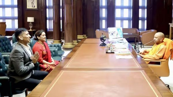 ଯୋଗୀଙ୍କୁ ଭେଟିଲେ ମୁଲାୟମଙ୍କ ବୋହୂ ଅପର୍ଣ୍ଣା, ଉଷ୍ମ ୟୁପି ରାଜନୀତି