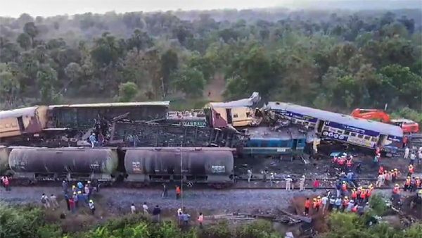 ଆନ୍ଧ୍ର ଟ୍ରେନ୍ ଦୁର୍ଘଟଣା ମାମଲା: ଡ୍ରାଇଭର୍ ମୋବାଇଲ୍‌ରେ କ୍ରିକେଟ ଦେଖୁଥିଲା, କହିଲେ ରେଳମନ୍ତ୍ରୀ