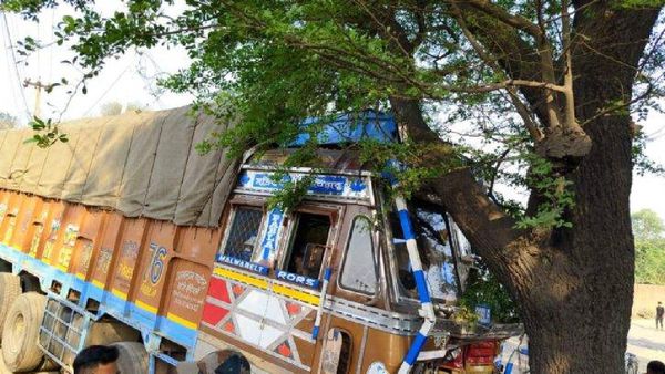 ଜାତୀୟ ରାଜପଥ 55 ରେ ମର୍ମନ୍ତୁଦ ଦୁର୍ଘଟଣା, ଟ୍ରକ ଚକା ତଳେ ଚାଲିଗଲା ତିନି ଜୀବନ