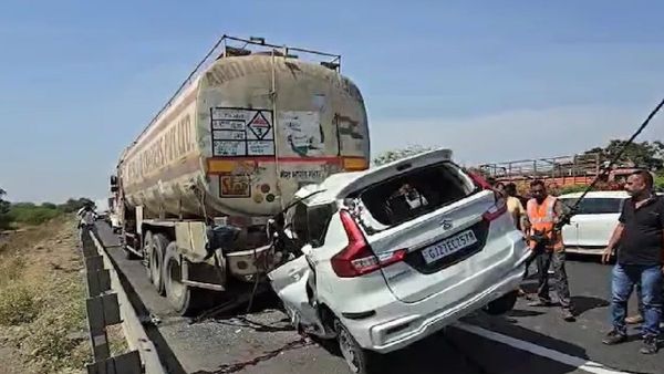 ‌ଟ୍ରଲର ଭିତରେ ପଶିଗଲା କାର , ଚାଲିଗଲା ୧୦ ଜୀବନ