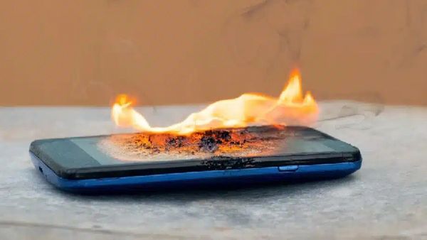 Phone Blast: ଖରାଦିନରେ ଅଧିକ ବ୍ୟବହାର କରୁଛନ୍ତି କି ମୋବାଇଲ୍, ଫାଟିବାର ରହିଛି ସମ୍ଭାବନା !