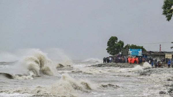 ଉପକୂଳ ଅତିକ୍ରମ କଲା ବାତ୍ୟା 'ରେମାଲ'