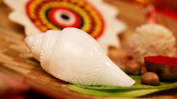 ପୂଜା କରିବା ବେଳେ ଭୂମିରେ ରଖନ୍ତୁ ନାହିଁ ଏହିସବୁ ଜିନିଷ