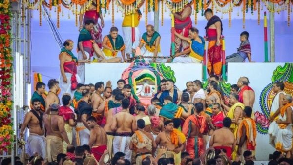 ସ୍ନାନବେଦୀରେ ବିରାଜିଲେ ବଡ଼ଠାକୁର ବଳଭଦ୍ର; ଧାଡ଼ି ପହଣ୍ଡିରେ ଆସି ସ୍ନାନବେଦିରେ ବିରାଜିଲେ ବଡ଼ଠାକୁର