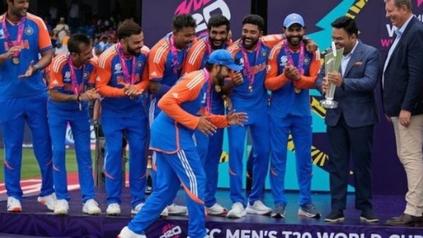 T20 World Cup Final, Rohit Sharma: ଟି-୨୦ ବିଶ୍ୱକପ ଟ୍ରଫି ଗ୍ରହଣ ବେଳେ ରିକ୍ ଫ୍ଲେୟର ଷ୍ଟ୍ରଟ୍ କଲେ ରୋହିତ