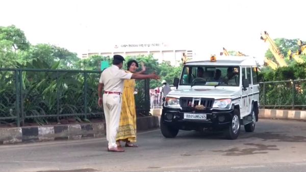 Cm Mohan Majhi: ମୁଖ୍ୟମନ୍ତ୍ରୀଙ୍କ କାର୍‌କେଡ୍‌କୁ ଅଟକାଇଲେ ମହିଳା ! କାରକେଡ୍ ଆଗକୁ ପଶି ଆସିଲେ ...