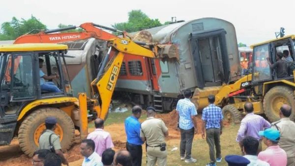 Jharkhand Train Accident: ସାଙ୍ଗର ଜିଦ୍ ପାଇଁ ବଞ୍ଚିଲା ଜୀବନ! ଶେଷ ମୂହୁର୍ତ୍ତ ଟିକେଟ୍ କଲେ କ୍ୟାନସେଲ୍