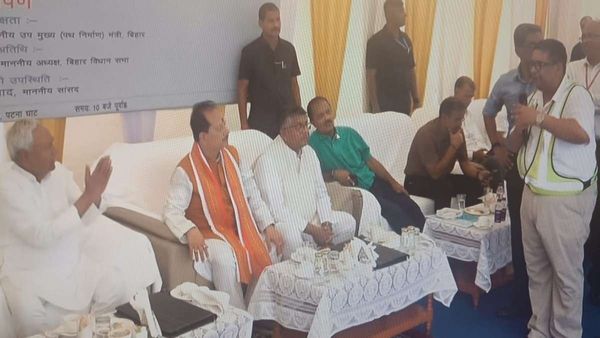 ଇଞ୍ଜିନିୟରଙ୍କ ଆଗରେ ହାତ ଯୋଡ଼ିଲେ ନୀତୀଶ, ଜାଣନ୍ତୁ ଏଭଳି କାହିଁକି କଲେ