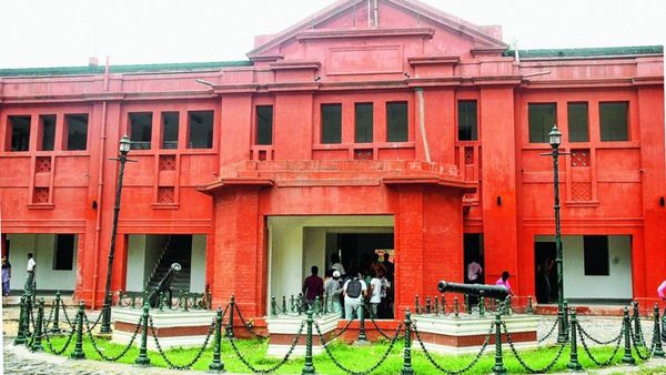 ରେଭେନ୍ସା ବିଶ୍ୱବିଦ୍ୟାଳୟରେ ମାଡ଼ଗୋଳ: ୩ ବିଜେଡି ନେତାଙ୍କ ନାଁରେ ମାମଲା