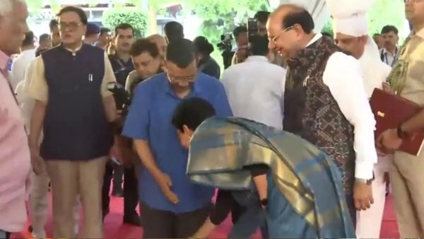 ଶପଥ ନେବା ପରେ କେଜ୍ରିୱାଲଙ୍କ ପାଦ ଛୁଇଁ ଆଶୀର୍ବାଦ ନେଲେ ଆତିଶୀ