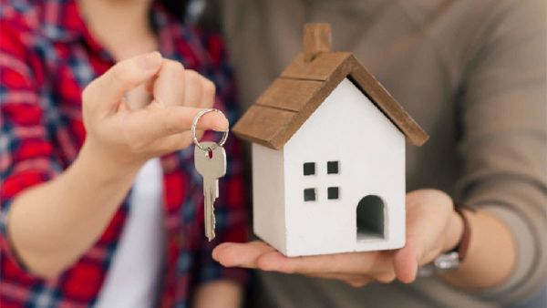 House Buying Tips ପତ୍ନୀଙ୍କ ନାଁରେ କିଣନ୍ତୁ ଘର, ମିଳିବ ଅନେକ ଲାଭ