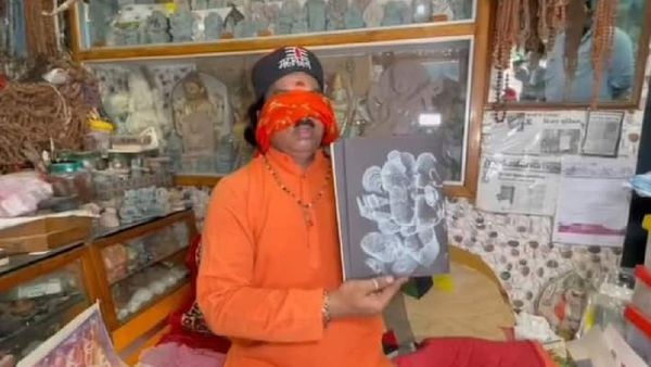 ଆଖିରେ ପଟି ବାନ୍ଧି ଆଙ୍କୁଛନ୍ତି ଭଗବାନ ଗଣେଶଙ୍କ ଚିତ୍ର