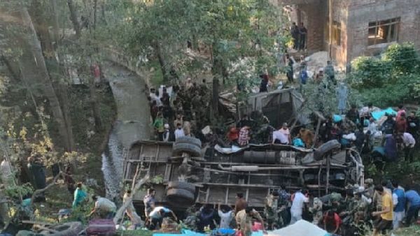 କଶ୍ମୀରରେ ବଡ଼ ଦୁର୍ଘଟଣା: ଘାଇକୁ ଖସିଲା ବସ୍, ୩ ଯବାନ ସହିଦ