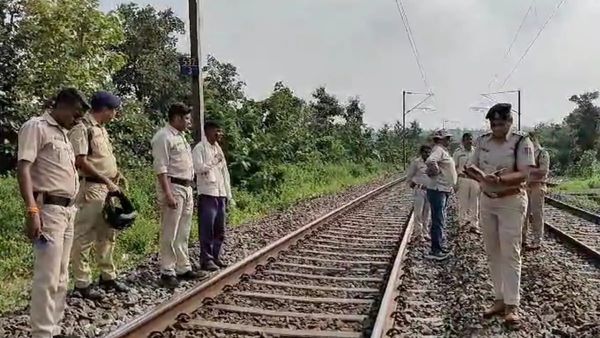 ଅଳ୍ପକେ ବର୍ତ୍ତିଲେ ଆର୍ମି ଯବାନ, ଟ୍ରେନ୍‌କୁ ବୋମାରେ ଉଡ଼ାଇ ଦେବାକୁ ଟ୍ରାକ୍‌ରେ ବିଛାଇଥିଲେ ଡିଟୋନେଟର!