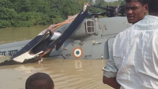 ରିଲିଫ୍ ପକାଇବାକୁ ଯାଇଥିଲା ବିମାନ, ପାଣିକୁ ଖସିପଡ଼ିଲା ହେଲିକପ୍ଟର