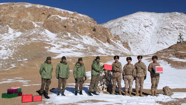 ଦୀପାବଳିରେ LAC ରୁ ଖୁସି ଖବର, ପରସ୍ପରକୁ ମିଠା ଦେଇ ବିବାଦ ତୁଟାଇଲେ ଭାରତ ଓ ଚୀନ ସେନା