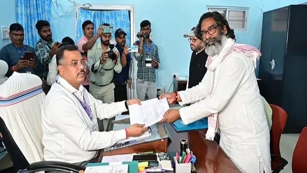 ନାମାଙ୍କନ ପତ୍ର ଦାଖଲ କଲେ ମୁଖ୍ୟମନ୍ତ୍ରୀ ହେମନ୍ତ ସୋରେନ ଓ ପତ୍ନୀ କଳ୍ପନା