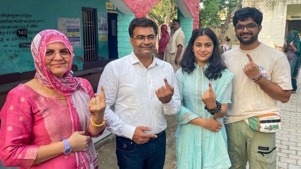 ପ୍ରଥମଥର ଭୋଟ୍ ଦେଲେ ଭାରତୀୟ ସୁଟର ମନୁ ଭାକର ! କହିଲେ ଏପରି କଥା