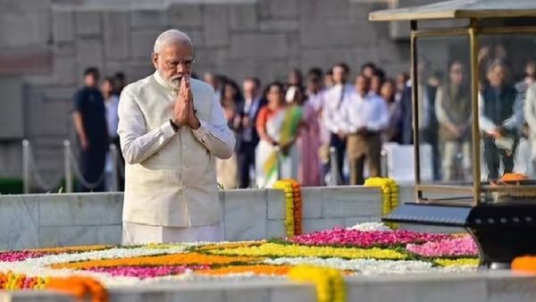 ମହାତ୍ମା ଗାନ୍ଧୀଙ୍କୁ ଶ୍ରଦ୍ଧାଞ୍ଜଳି ଅର୍ପଣ କଲେ ପ୍ରଧାନମନ୍ତ୍ରୀ ମୋଦୀ, ,ଏକ୍ସରେ ଦେଲେ ସ୍ୱତନ୍ତ୍ର ବାର୍ତ୍ତା