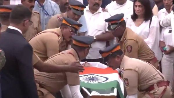 ଶେଷଯାତ୍ରାରେ ରତନ ଟାଟା, ୱର୍ଲି ଅଭିମୁଖେ ମରଶରୀର