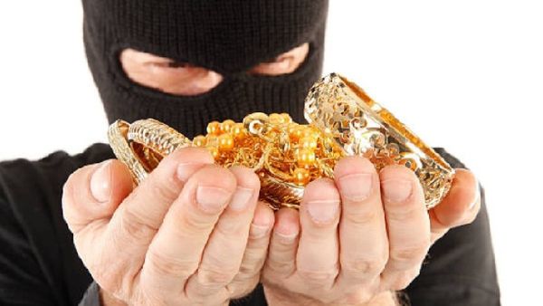 ଝରକା ତାଡ଼ି ଲୁଟି ନେଲେ ୨୦ ଭରି ସୁନା