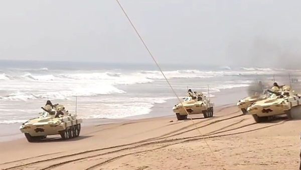 Navy day: ପୁରୀ ବ୍ଲୁ ଫ୍ଲାଗ ବିଚରେ ଯୁଦ୍ଧକୌଶଳ ଦେଖାଇବାକୁ ପ୍ରସ୍ତୁତ ନୌସେନା; ରଣଭୂମିର ଭ୍ରମ ସୃଷ୍ଟି କରୁଛି ବିଚ୍‌