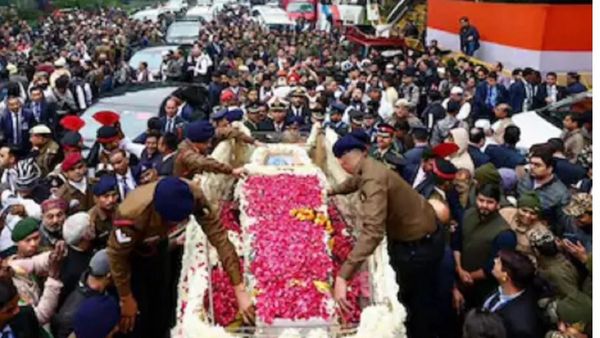 ଅନ୍ତିମ ଯାତ୍ରାରେ ବାହାରିଲେ ଡ.ମନମୋହନଙ୍କ ପାର୍ଥିବ ଶରୀର