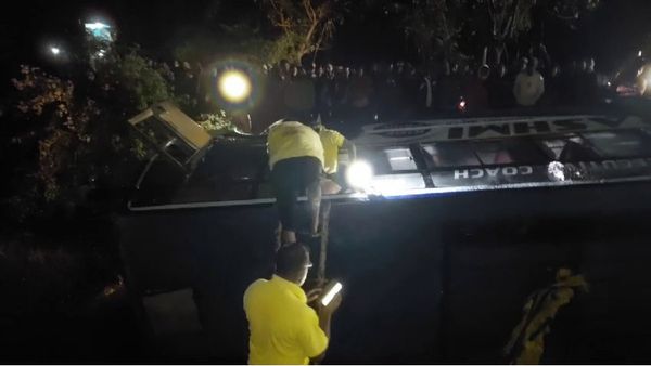 ଭାରସାମ୍ୟ ହରାଇ ପୋଲ ତଳକୁ ଖସିଲା ଯାତ୍ରୀବାହୀ ବସ୍‌, ୬ ଯାତ୍ରୀ ଆହତ