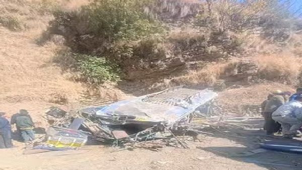 ହିମାଚଳ ପ୍ରଦେଶରେ ୨୦୦ ମିଟର ଗଭୀର ଖାଇକୁ ଖସିଲା ବସ୍ ୨ ମୃତ, ଅନେକ ଆହତ