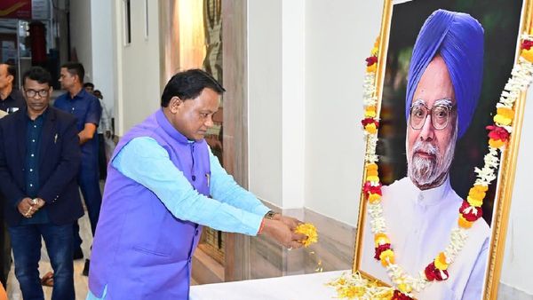 ଲୋକସେବା ଭବନରେ ପୂର୍ବତନ ପ୍ରଧାନମନ୍ତ୍ରୀ ମନମୋହନ ସିଂହଙ୍କୁ ଶ୍ରଦ୍ଧାଞ୍ଜଳି ଦେଲେ ମୁଖ୍ୟମନ୍ତ୍ରୀ