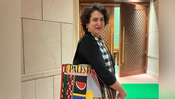 ପ୍ରିୟଙ୍କା ଗାନ୍ଧୀ ଏପରି ବ୍ୟାଗ ନେଇ ସଂସଦରେ ପହଁଞ୍ଚିଲେ, ଆରମ୍ଭ ହେଳା ବିବାଦ