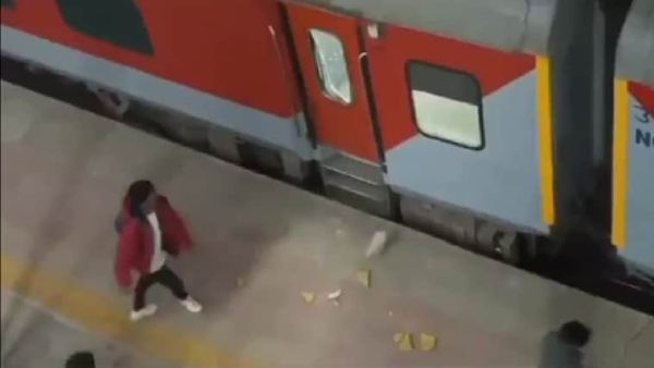 ମହାକୁମ୍ଭ ଯାଉଥିବା ଟ୍ରେନ ଉପରେ ପଥର ମାଡ଼