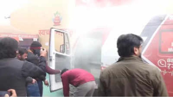 Mahakumbh Stampede News: ମହାକୁମ୍ଭରେ ଦଳଚକଟା ପରେ ଆମ୍ବୁଲାନ୍ସରେ ଲାଗିଲା ନିଆଁ