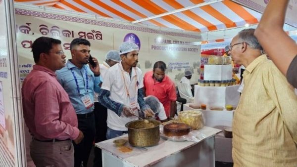 ମତ୍ସ୍ୟ ଓ ପ୍ରାଣୀ ସମାବେଶରେ ମନ ମହୁଛି ସଂପର୍କ ସଙ୍ଗଠନ ତରଫରୁ ପ୍ରସ୍ତୁତ ଚିଲିକା ମଇଁଷି କ୍ଷୀରରେ ବିଭିନ୍ନ ଦ୍ରବ୍ୟ