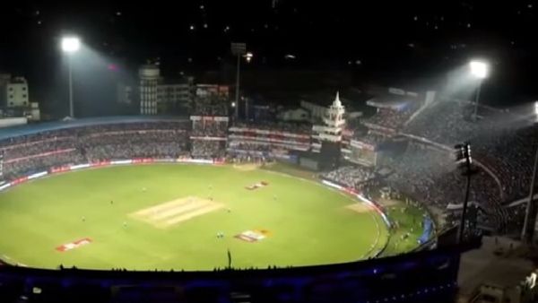 India-England 2nd ODI:ବାରବାଟୀରେ ଫ୍ଲଡ ଲାଇଟ୍‌ ସମସ୍ୟା, ମ୍ୟାଚ୍‌ ବାଧାପ୍ରାପ୍ତ