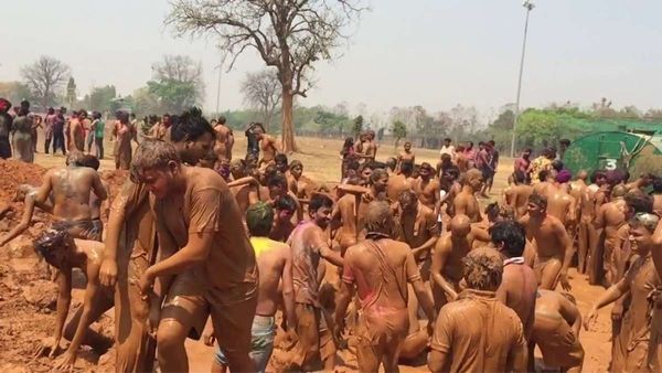 Holi 2025: ରଙ୍ଗ ନୁହେଁ କାଦୁଅରେ ହୋଲି ଖେଳିଲେ ଛାତ୍ରଛାତ୍ରୀ