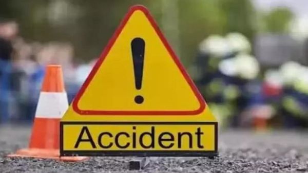 କାର୍ ଉପରେ ଓଲଟିଲା ଟ୍ରକ, ୬ ମୃତ