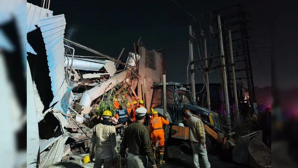 ଭୁଶୁଡ଼ିଲା କୋଠା ,୪ରୁ ୫ ଜଣ ଲୋକ ଫସି ରହିଥିବା ଆଶଙ୍କା